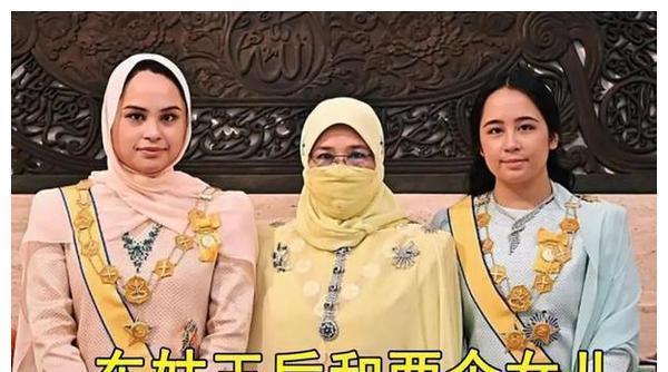 62岁大马国王当摄影师,给王后照相好恩爱,雪藏王妃27年两不耽误