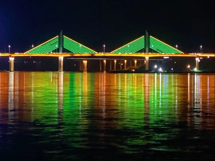 灯光璀璨令人陶醉的安康汉江夜景