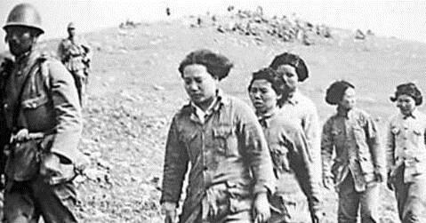 抗日老照片:泯灭人性的日本鬼子,可伶被抓的女战士!