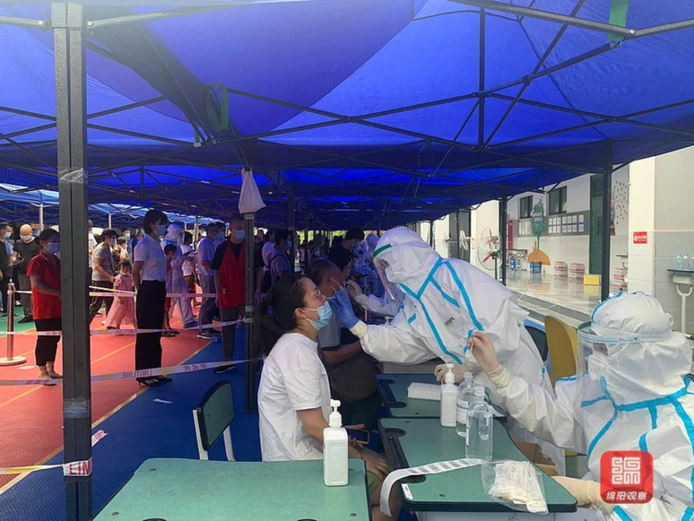 绵阳大规模核酸检测现场 这项新玩意让市民少排队少受热
