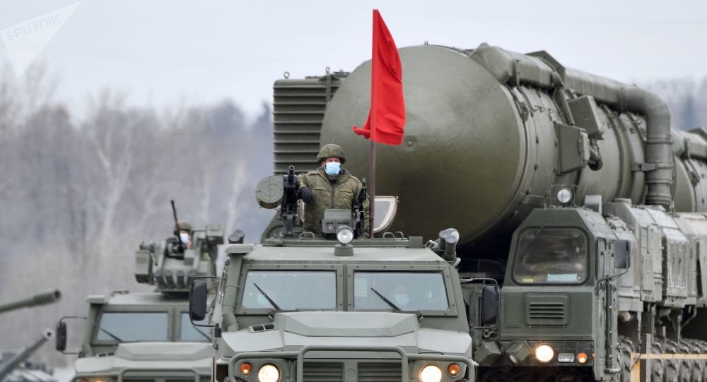 俄军洲际导弹发射车演练 利用重型舟桥机动行军