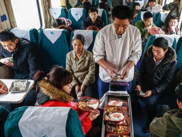 火车上旅客上千人,为何却难售出几十份盒饭?内行人道出"猫腻"