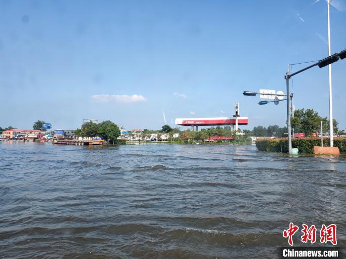 7月20日的罕见强降雨导致河南省新乡市洪涝灾害严重,尤其是卫辉地区