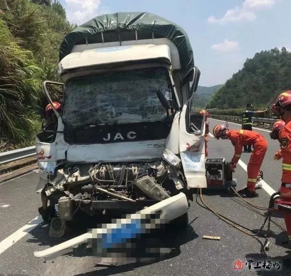 突发!梅州一小货车追尾大货车,司机下半身