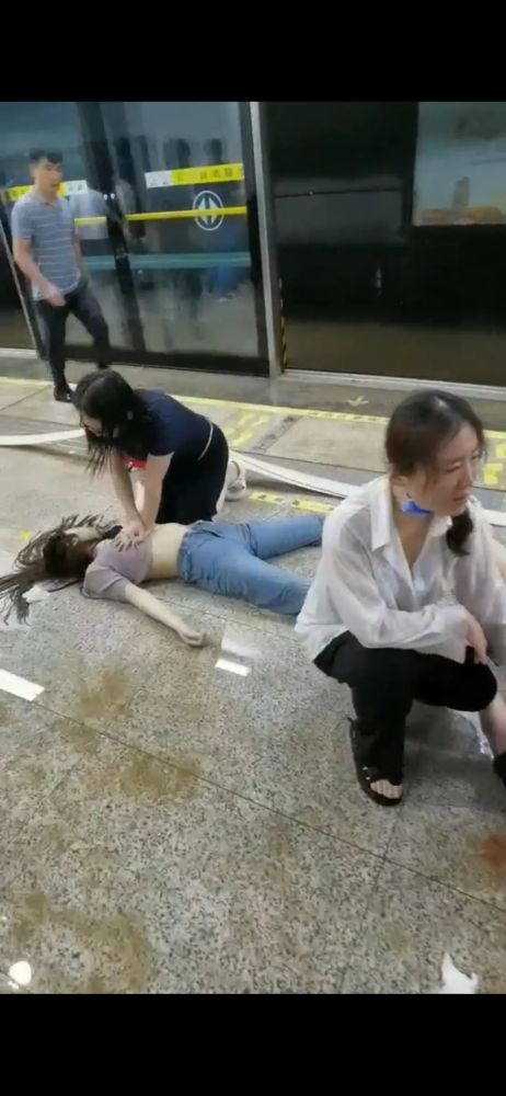 有些还有体力的乘客就主动跟我说,你教我做心肺复苏,后续有很多乘客