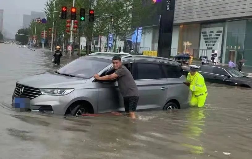 暴雨后找不到爱车?郑州交警公示部分拖车信息!另附河南泡水车理赔18问