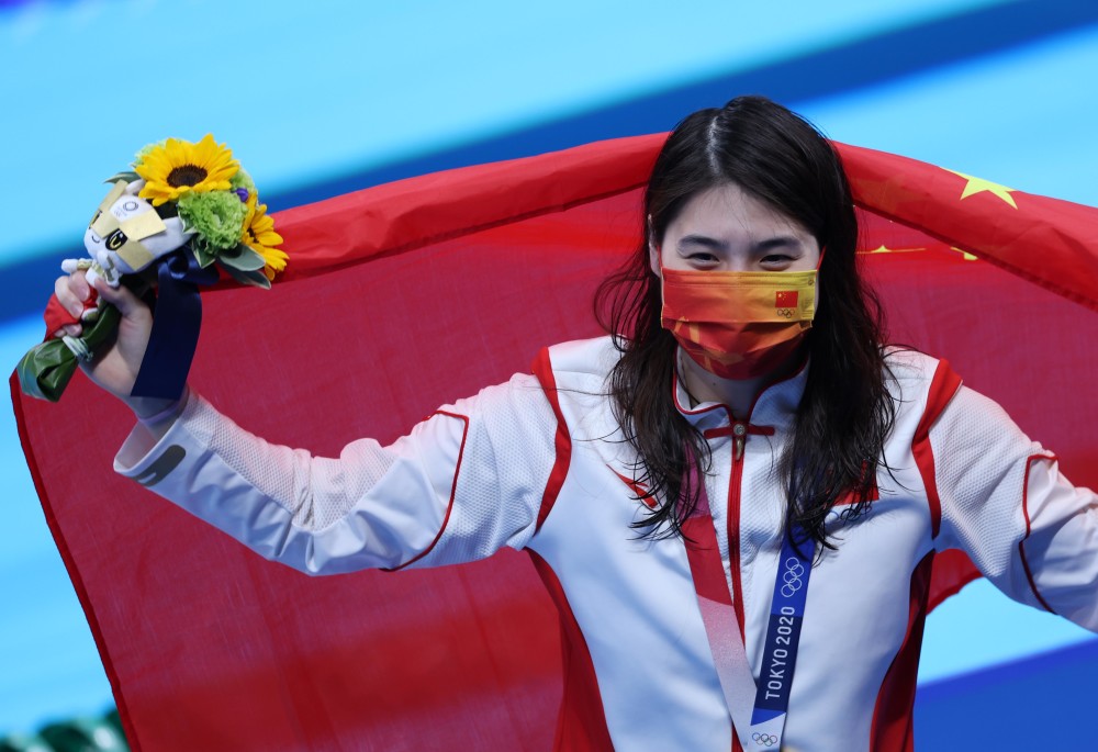 当日,在东京奥运会女子200米蝶泳决赛中,中国选手张雨霏夺得冠军.