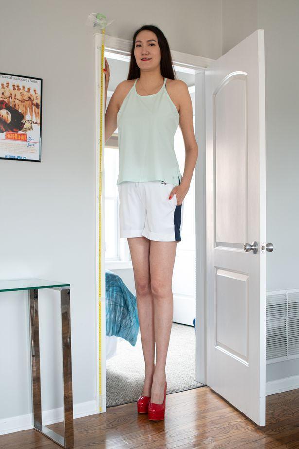 蒙古模特身高2米06,拥有世界最长美腿,不过买衣服却成了噩梦