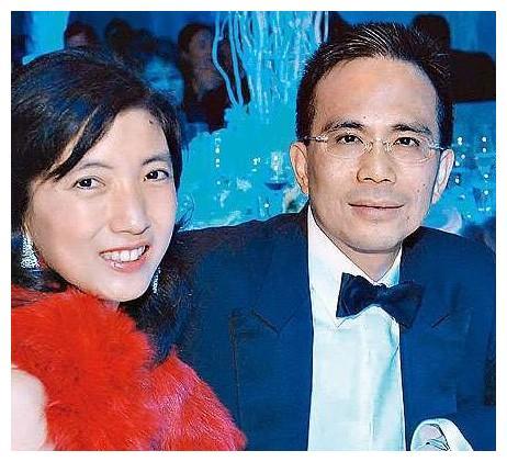 王富信结婚照片曝光难怪出身普通的她可以嫁给首富之子李泽钜
