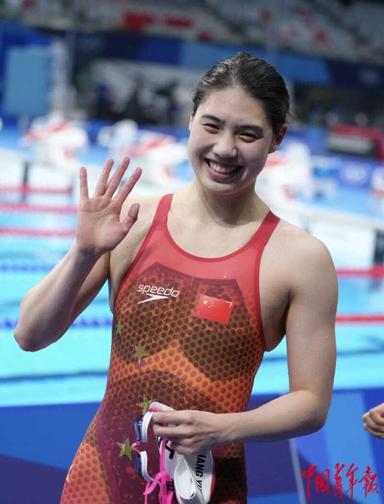 7月29日,日本东京水上运动中心,张雨菲向镜头挥手.