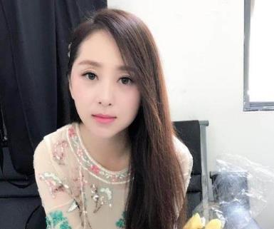 她是云飞前妻,老公星光大道成名后他们离婚,如今独自带女儿生活