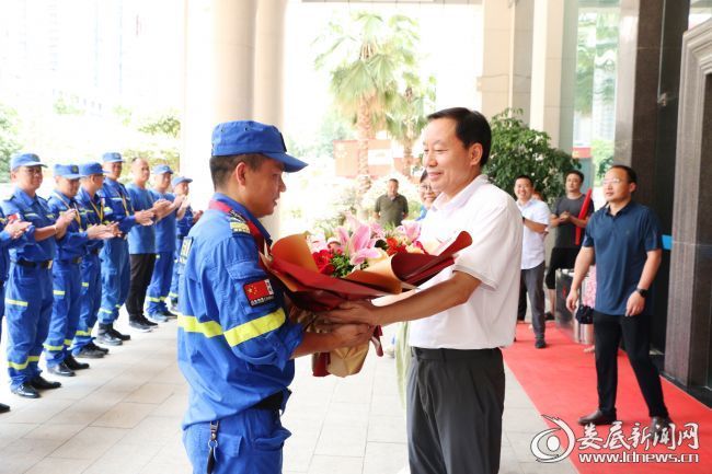 (娄底市应急管理局党组书记,局长肖志成向蓝天救援勇士献花)