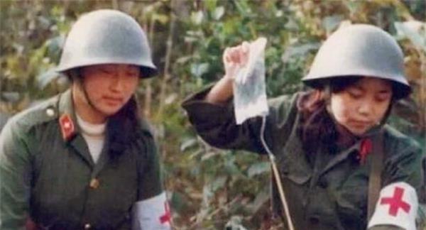 1986年老山战场照《死吻》:那名救护队女战士张茹,现状如何