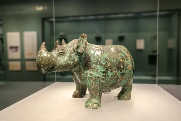 从殷商时代的小臣艅犀尊到西汉的错金银青铜犀尊,犀牛一直是铸器主题