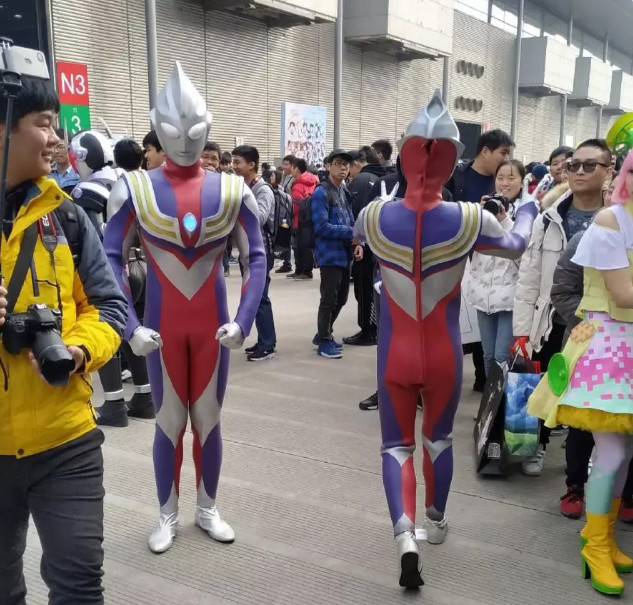 因为奥特曼,假面骑士等角色的服饰几乎都是胶衣组成的,例如奥特曼的