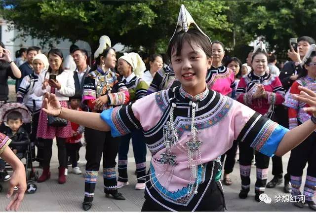 寻根"红河县" |绚丽多彩的彝族服饰