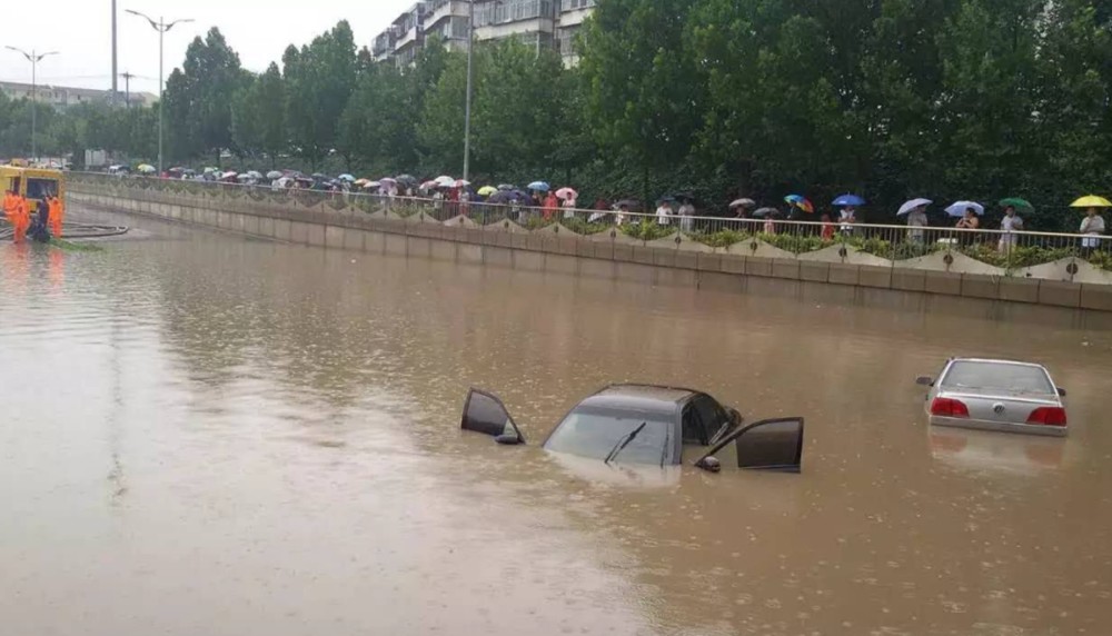 河南郑州洪水过后车贩子排队收泡水车翻新后转手能赚几十万