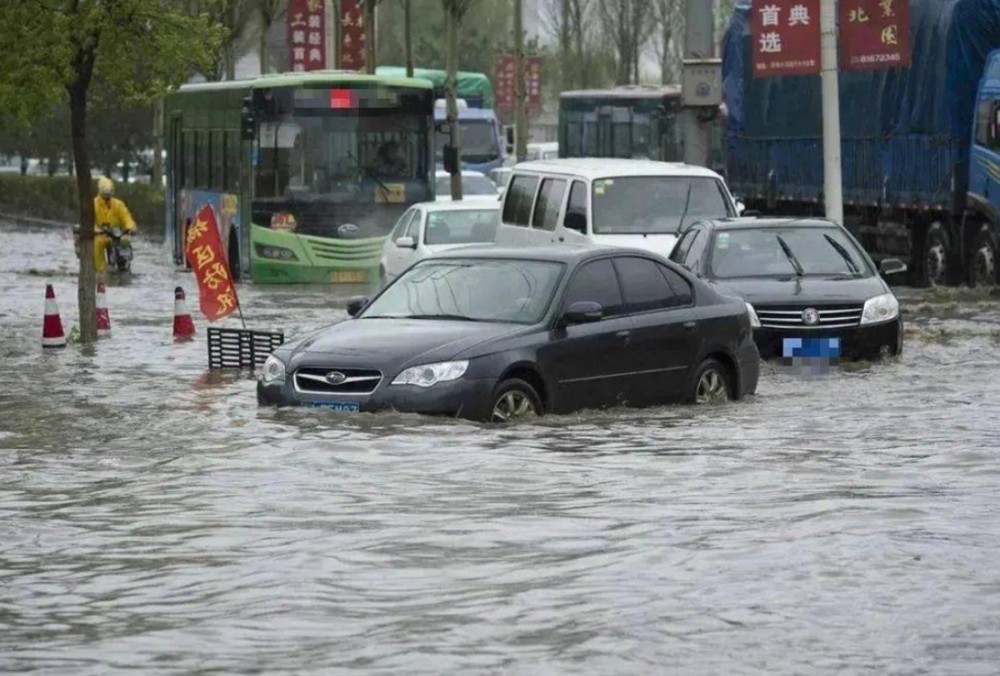 河南郑州洪水过后,车贩子排队收泡水车,翻新后转手能赚几十万