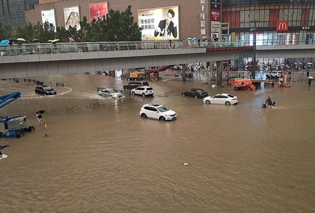 河南郑州洪水过后,车贩子排队收泡水车,翻新后转手能赚几十万