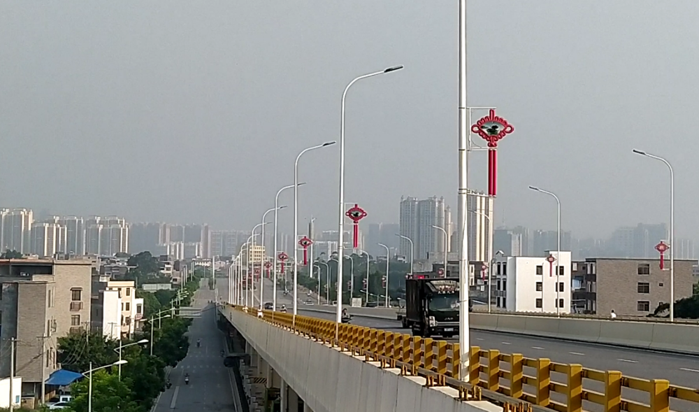 远处的高楼在晨雾中若隐若现,像海市蜃楼,这幅画面里的贵港,像不像大