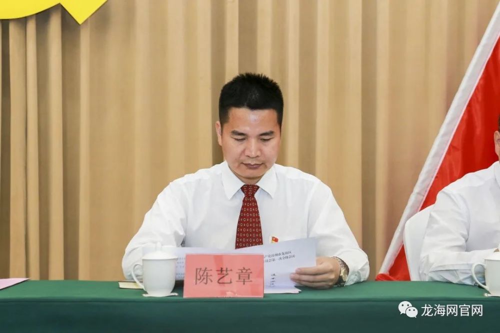 中共漳州市龙海区第一届委员会常务委员会委员,他们是:黄劲武,陈艺章