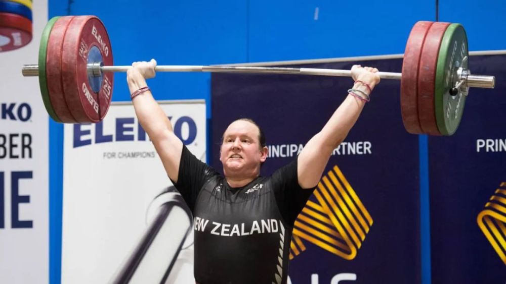 奥运史上第一位变性举重运动员,将与我国选手pk!川普发火了