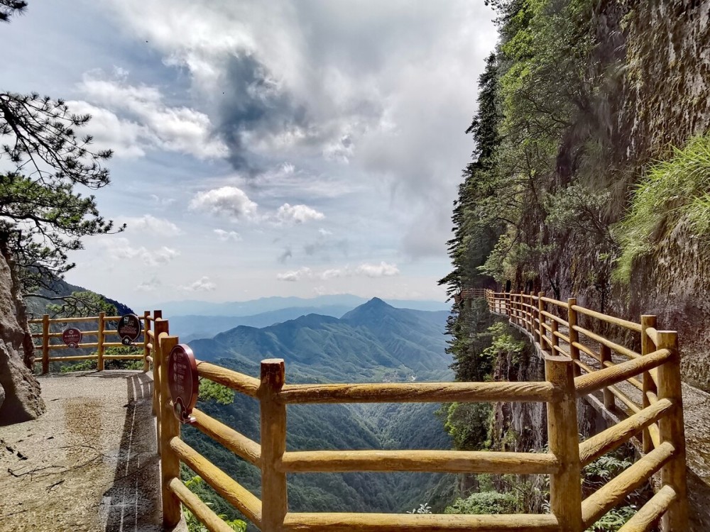 青云栈道位于明月山山顶,因山顶常年云雾缭绕,风景独特,行走之上,有平
