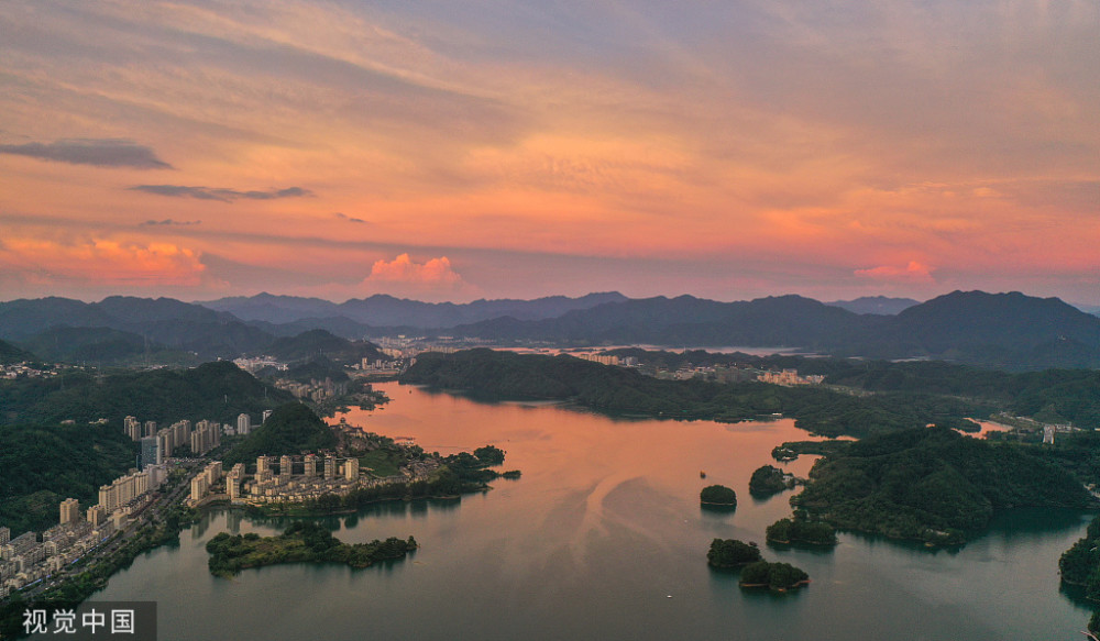 浙江淳安:千岛湖绚丽晚霞扮靓天空