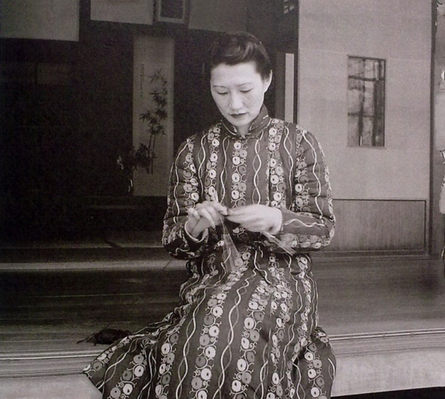 张学良拍摄的赵四小姐在台湾照片:在木屋前抽烟,自己动手织毛衣