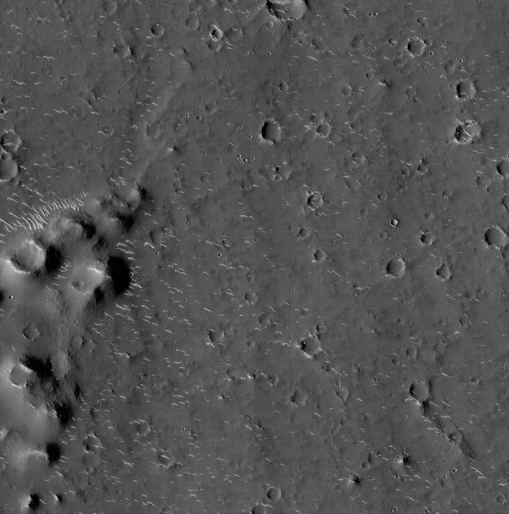 2021年3月4日,国家航天局发布"天问一号"探测器拍摄的火星影像图
