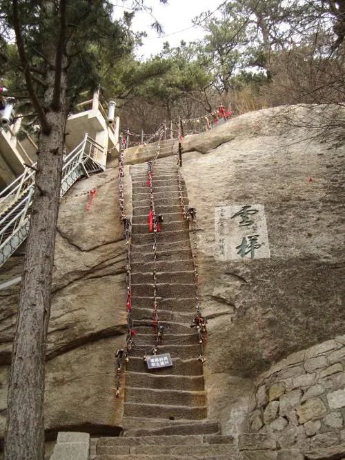 选择攀登华山的时间,如果一天游完华山,可以选择西峰索道上山的.