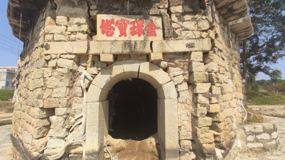这是福建省漳州市诏安县霞葛镇的一处有名的景点叫做金环宝塔