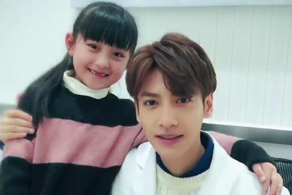 刘耀文"闺蜜"进入娱乐圈,搭档baby拍戏,从小到大都是