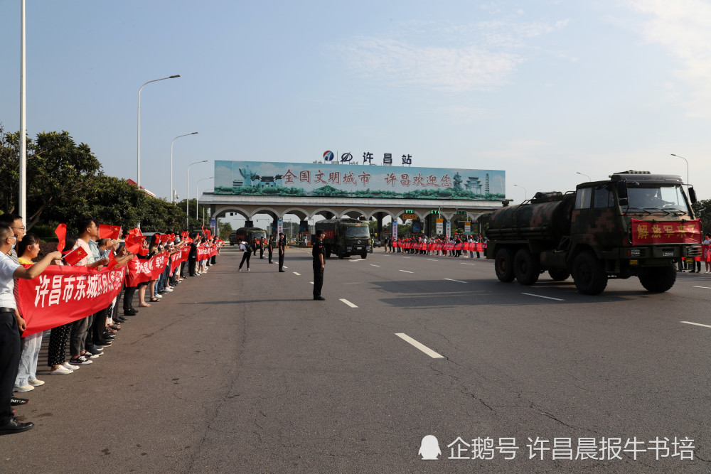 河南许昌:驻许某部抗洪救灾归来 市民自发列队欢迎