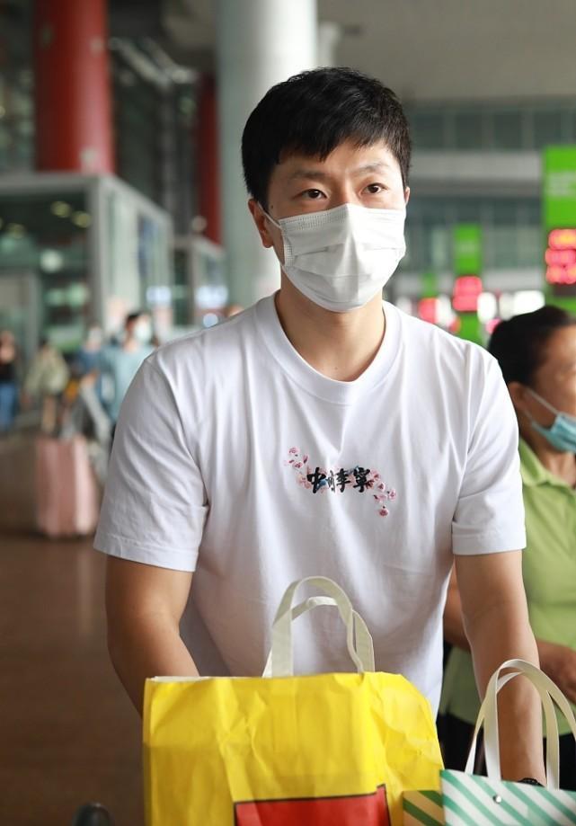 马龙不愧是乒乓球队的一把手,日常穿搭挺帅,短袖藏不住一身肌肉