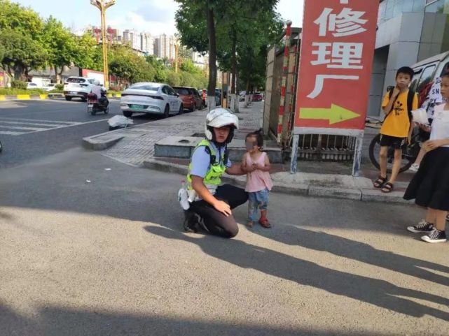 【3岁小女孩流落都匀街头】面对民警不停哭泣