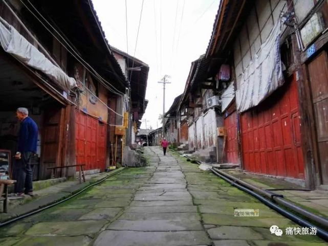 距隆昌市区11公里,东邻金鹅镇,古湖街道办事处,南接响石镇,圣灯镇,西