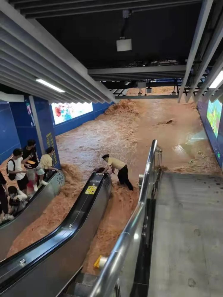 广州一地铁站因暴雨进水!暂停服务!