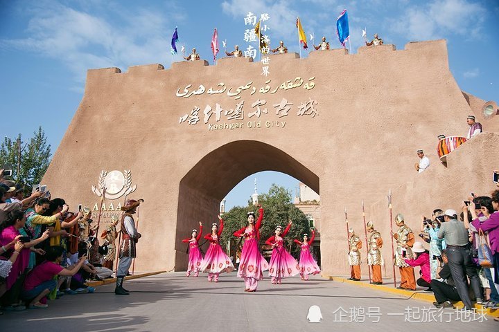 喀什的旅游景点十分丰富,目前建成a级景区50多处,其中 5a级景区2个