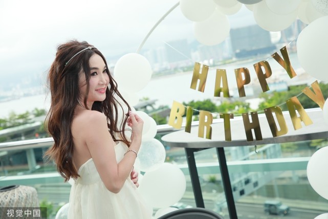 55岁温碧霞穿婚纱在游艇办浪漫生日派对