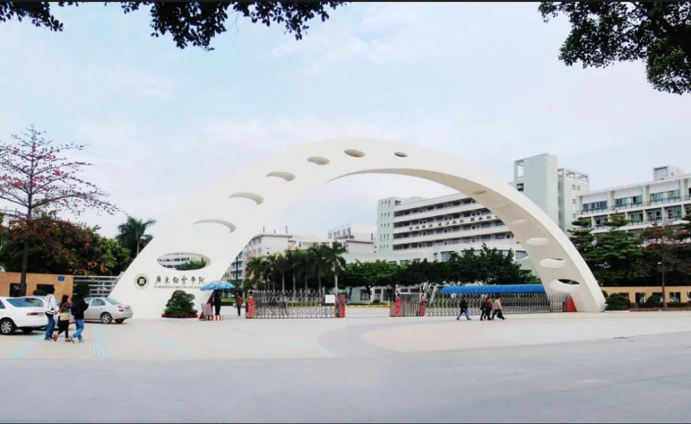 学校前身是谢可滔先生于1989年创办的广州白云应用技术学校.
