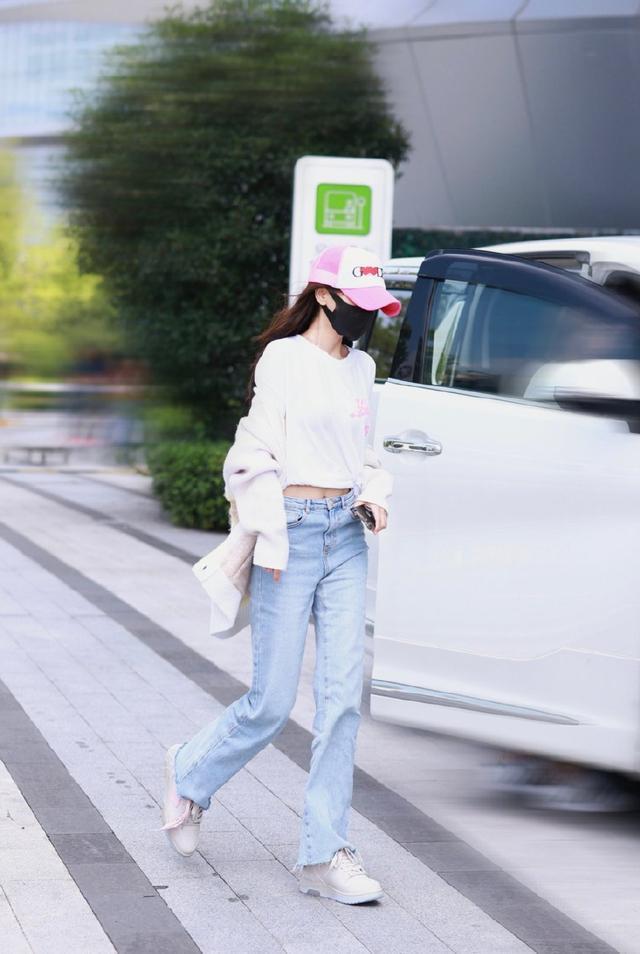 angelababy瘦成了"皮包骨",穿紧身的牛仔裤仍撑不满