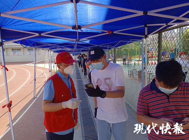扬州疫情防控"织网人:从小喇叭到红马甲