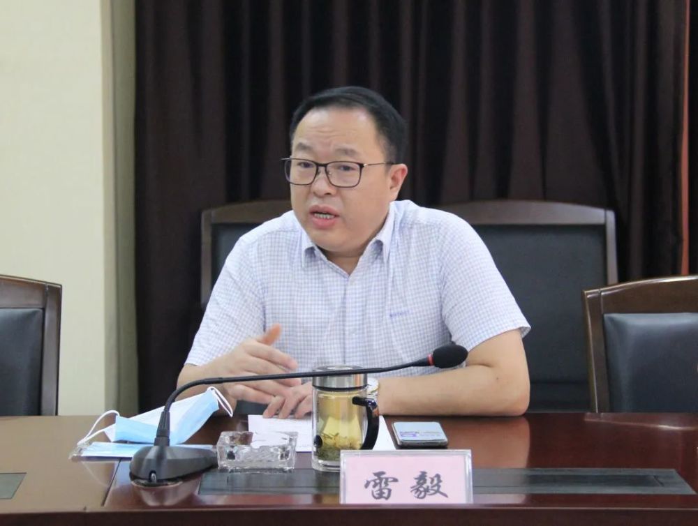 首先,党组书记,检察长雷毅同志代表雁江区检察院党组向全院复转军人及