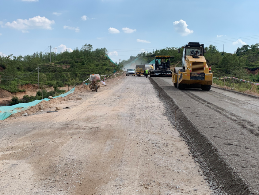 兴国公路:s452水稳层试验段(水稳层首件)铺设