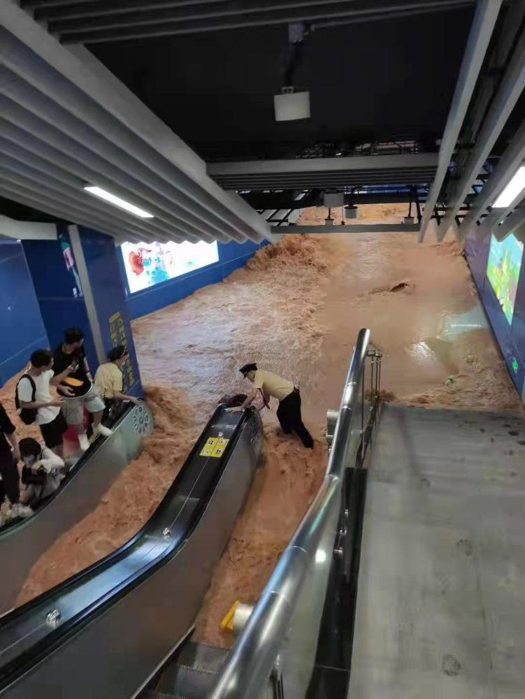 广州暴雨积水涌入地铁站!乘客紧急疏散,站点停运!原因初步查明