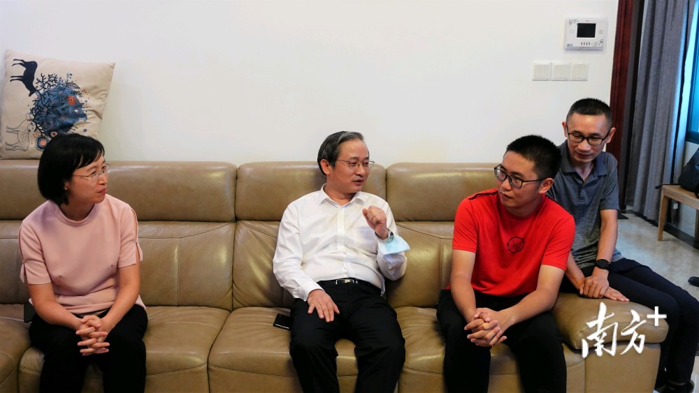 胡学骏探望三水北大录取生,谈了这些内容