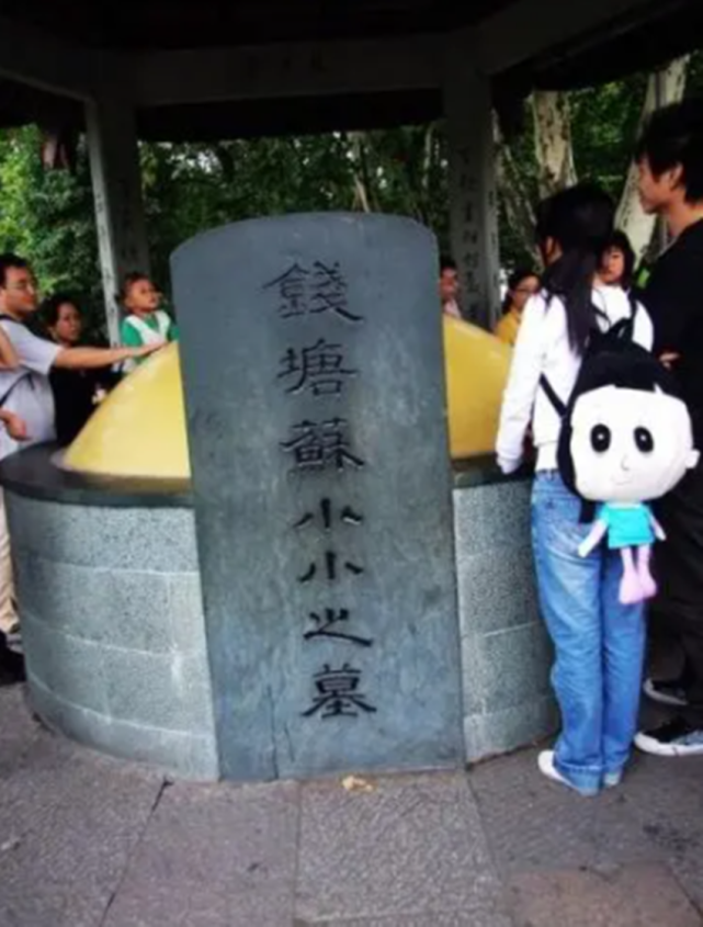 苏小小的早逝虽令人惋惜,但却断绝了一切"晚节不保"的可能性
