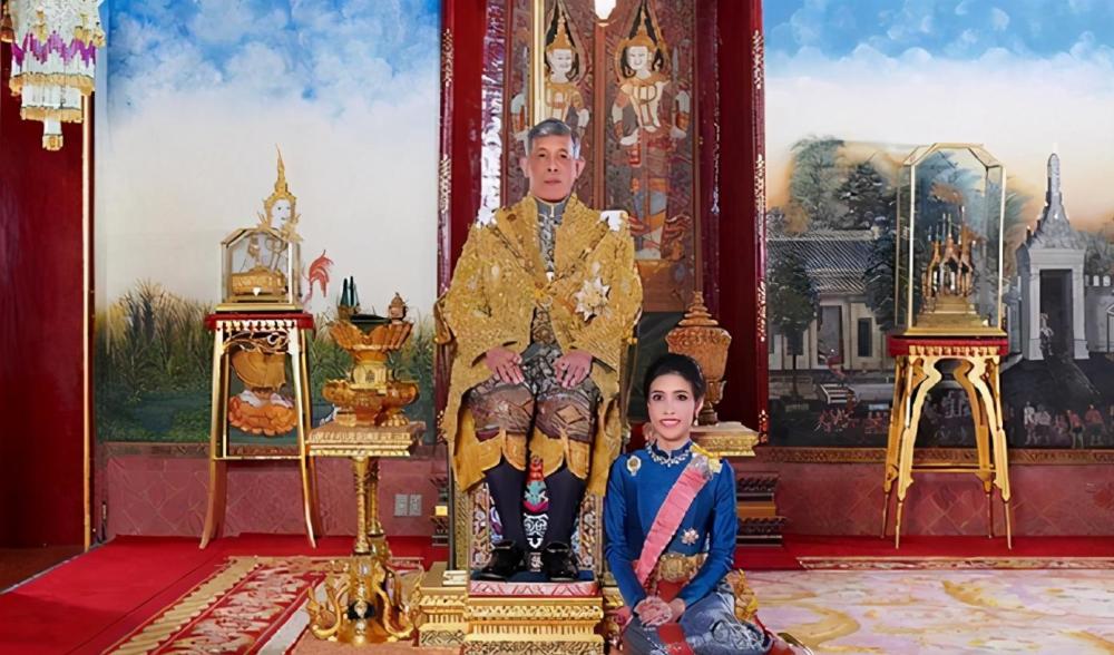 泰国王后苏提达穿白色军装,王室勋章更显英姿飒爽,比诗妮娜高贵