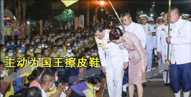 68岁泰王夜间游行,强行被民众跪地擦皮鞋!这卑微来自骨子里